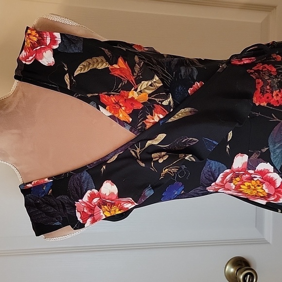 Hot Kiss Faux Wrap Floral Dress, Size Jr M. NWOT - Picture 2 of 6